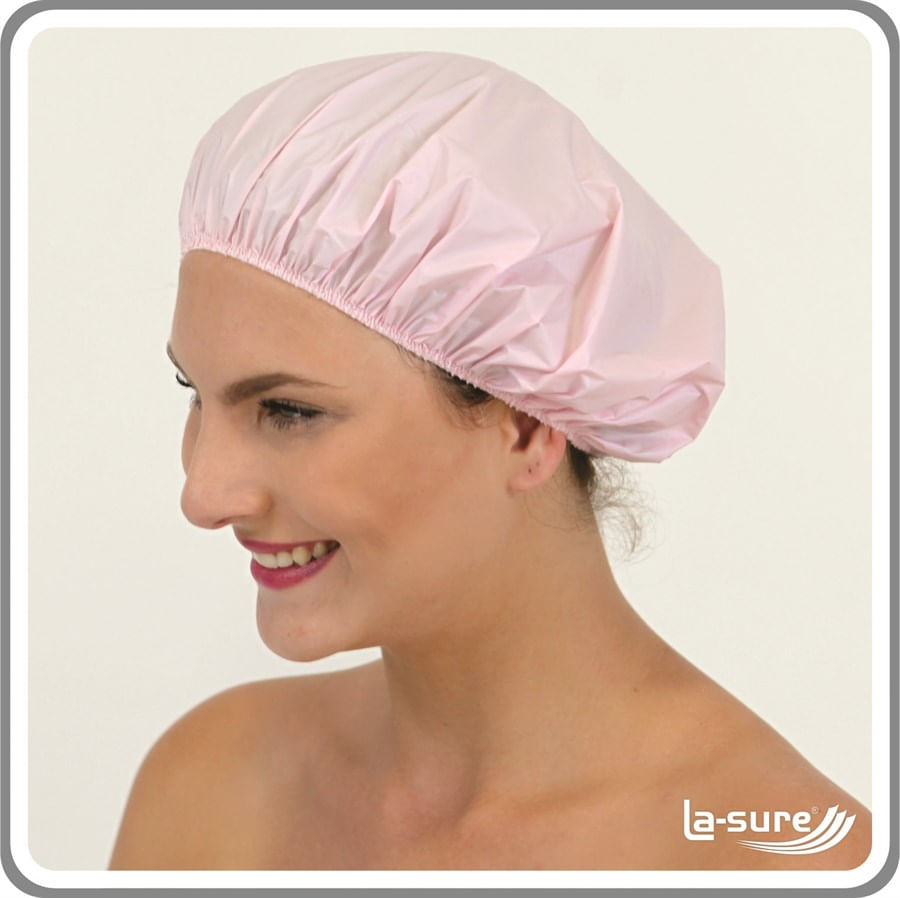 Perfil de mulher sorrindo usando touca de banho rosa claro La Sure em PVC