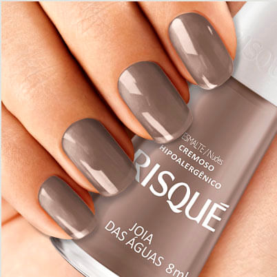 Close em unhas com Esmalte Risqué Joia das Águas aplicado