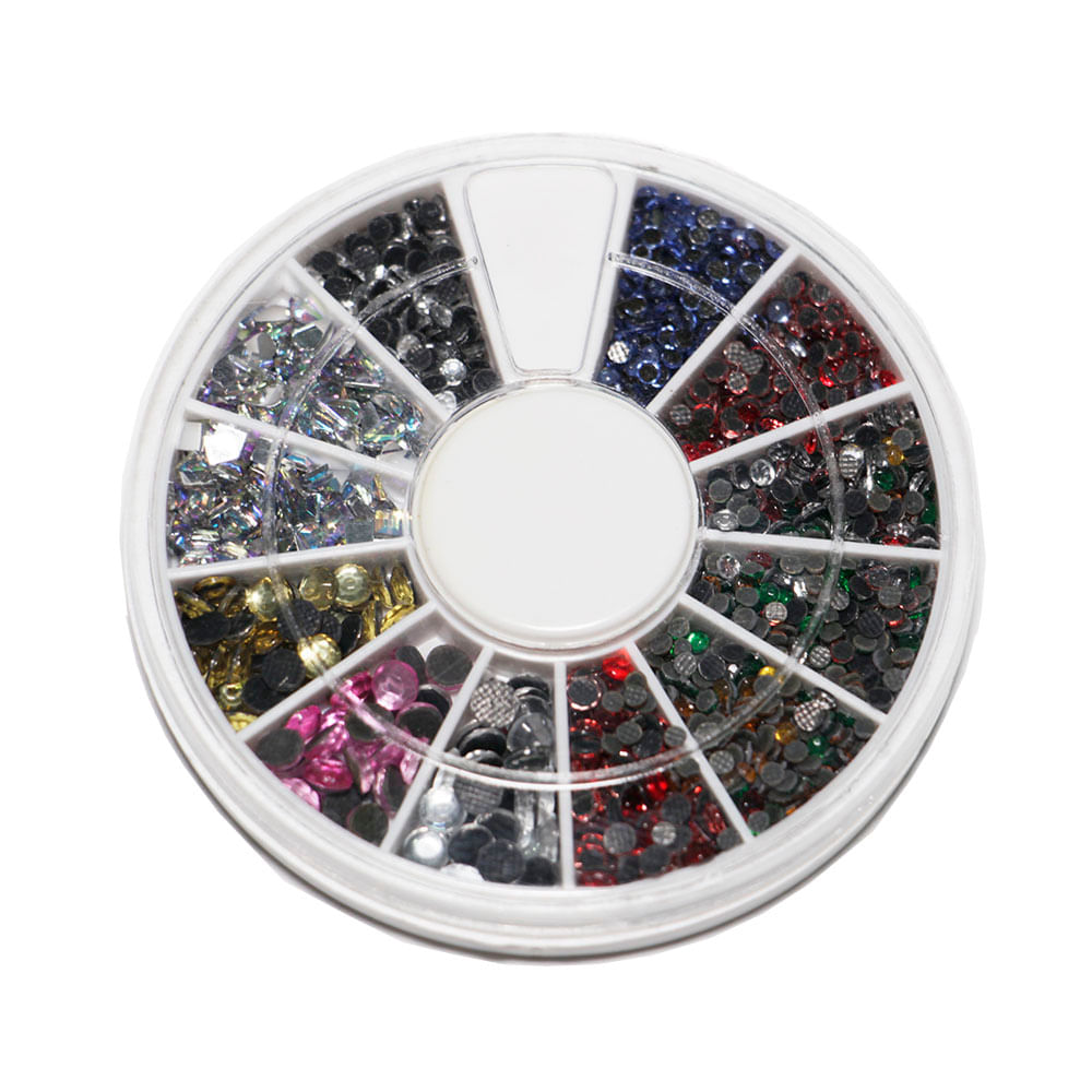 Close-up do disco plástico branco com divisórias internas e strass coloridos