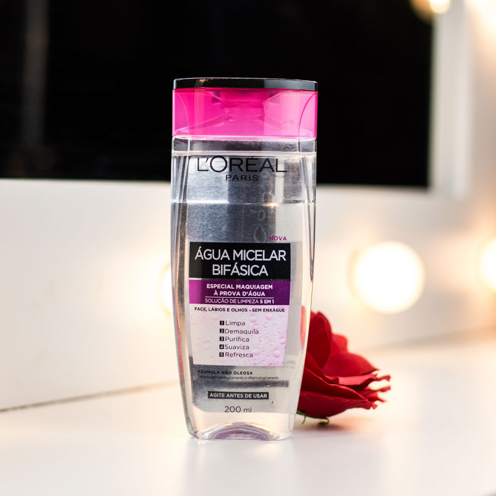Frasco da Água Micelar Bifásica 5 em 1 L'Oréal 200ml em destaque com luzes suaves ao fundo