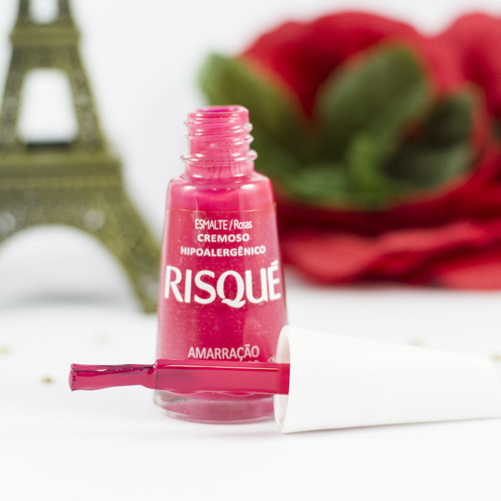 Frasco aberto do esmalte Risqué Amarração de Amor com pincel mostrando a cor rosa cremosa