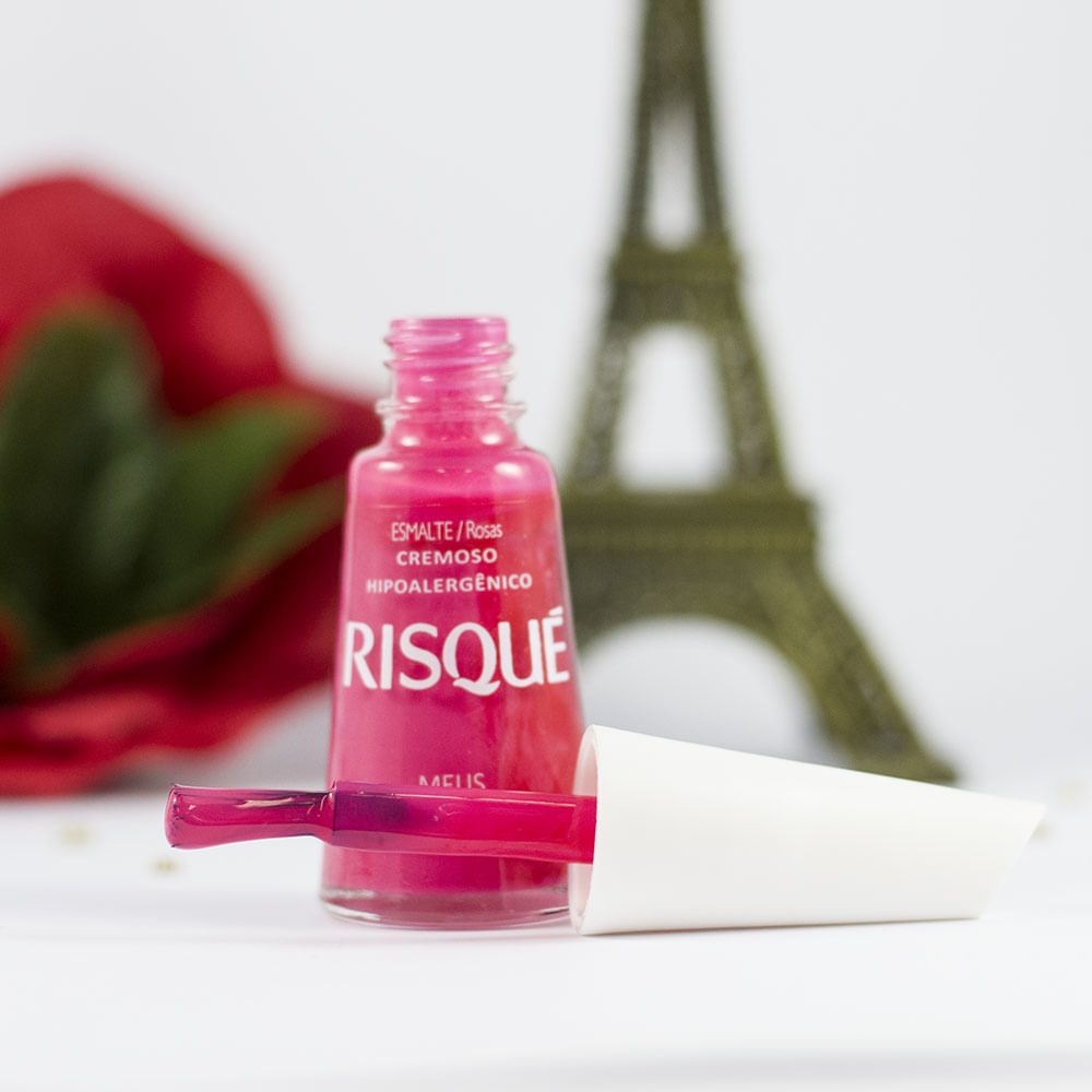 Frasco aberto com pincel do Esmalte Risqué Meus Souvenirs mostrando a cor
