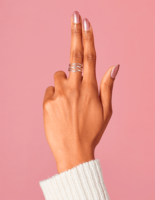 Mão com unhas pintadas em rosa metálico All The Hot Spot(S)