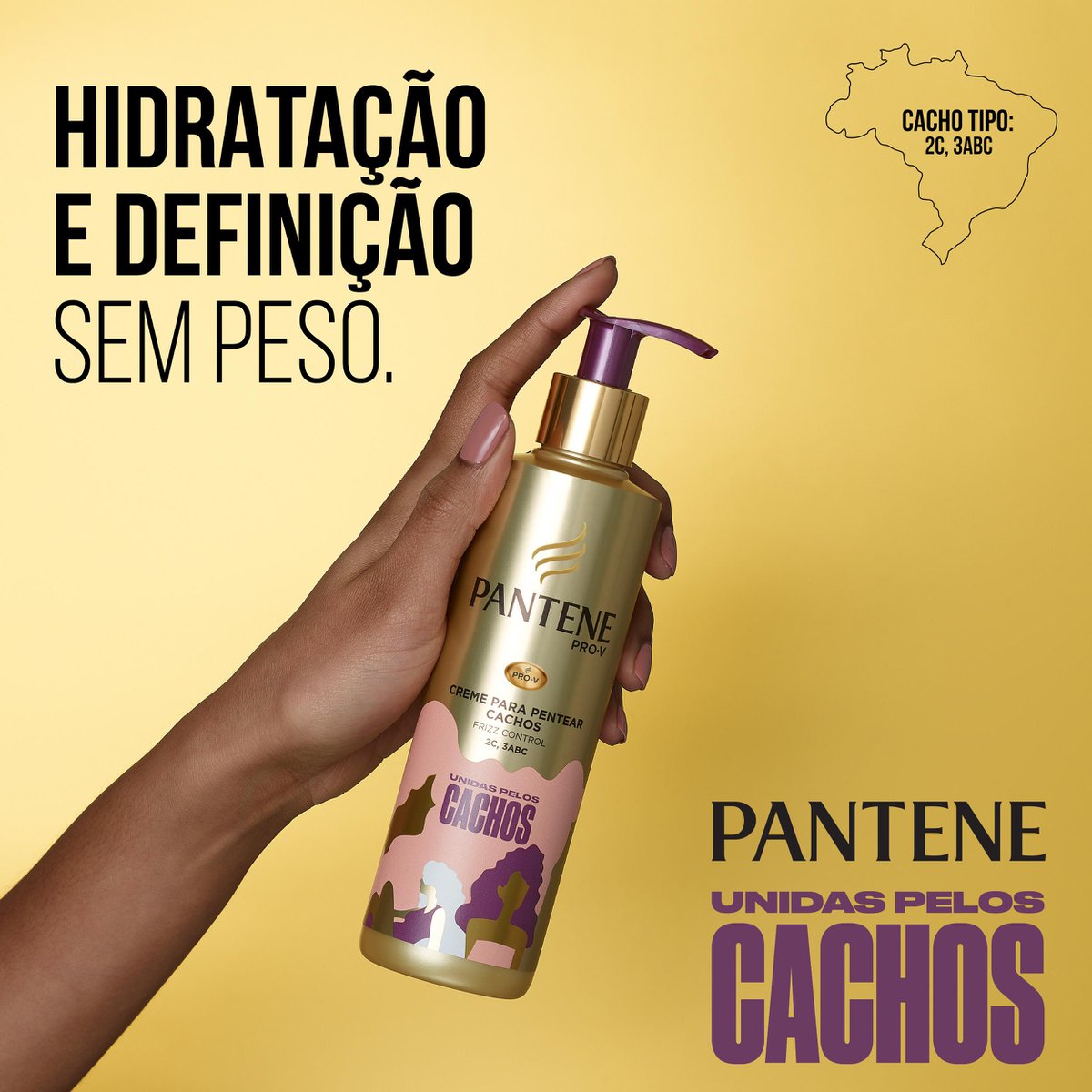 Mão segurando o creme para pentear Pantene Unidas Pelos Cachos com fundo amarelo