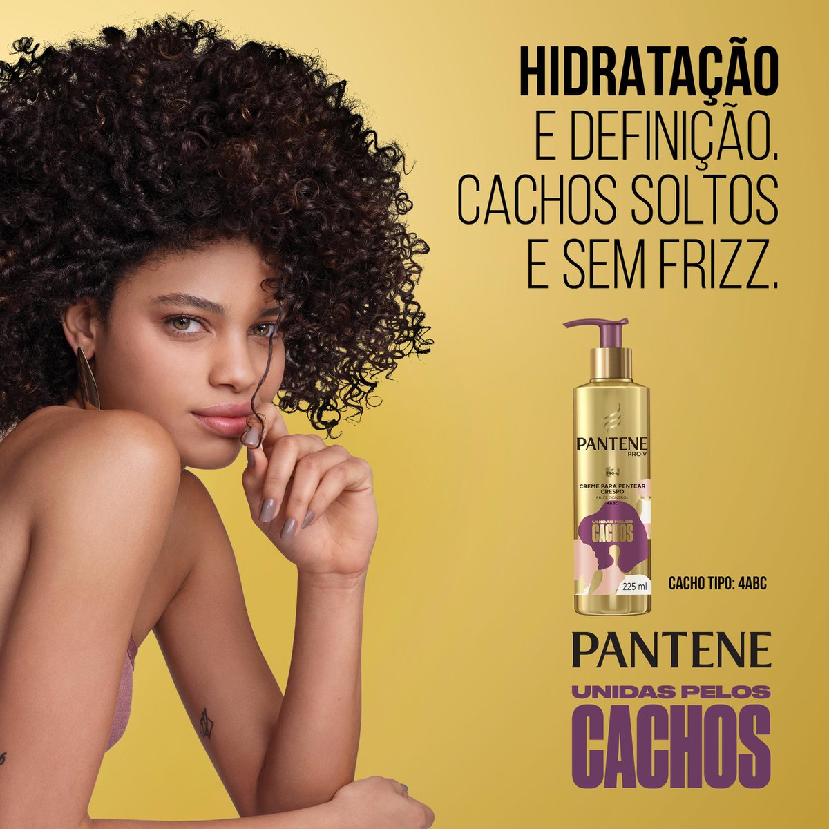 Mulher com cabelo crespo volumoso ao lado do Creme para Pentear Pantene 225ml