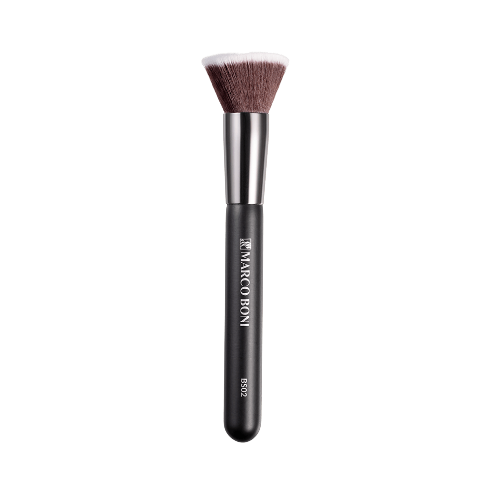 Pincel Kabuki Marco Boni Black Silver 1591 vista frontal com cabo preto e virola prateada