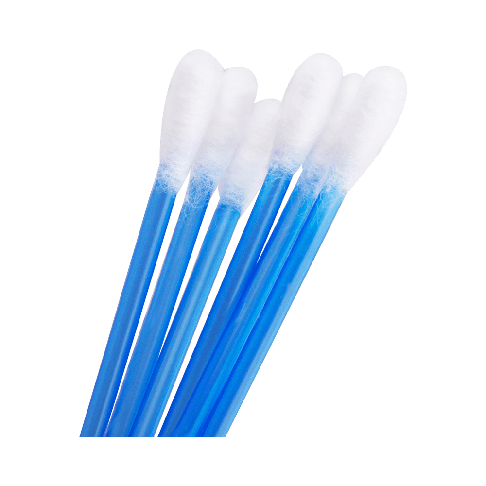 Close-up de cotonetes Johnson & Johnson com haste flexível azul