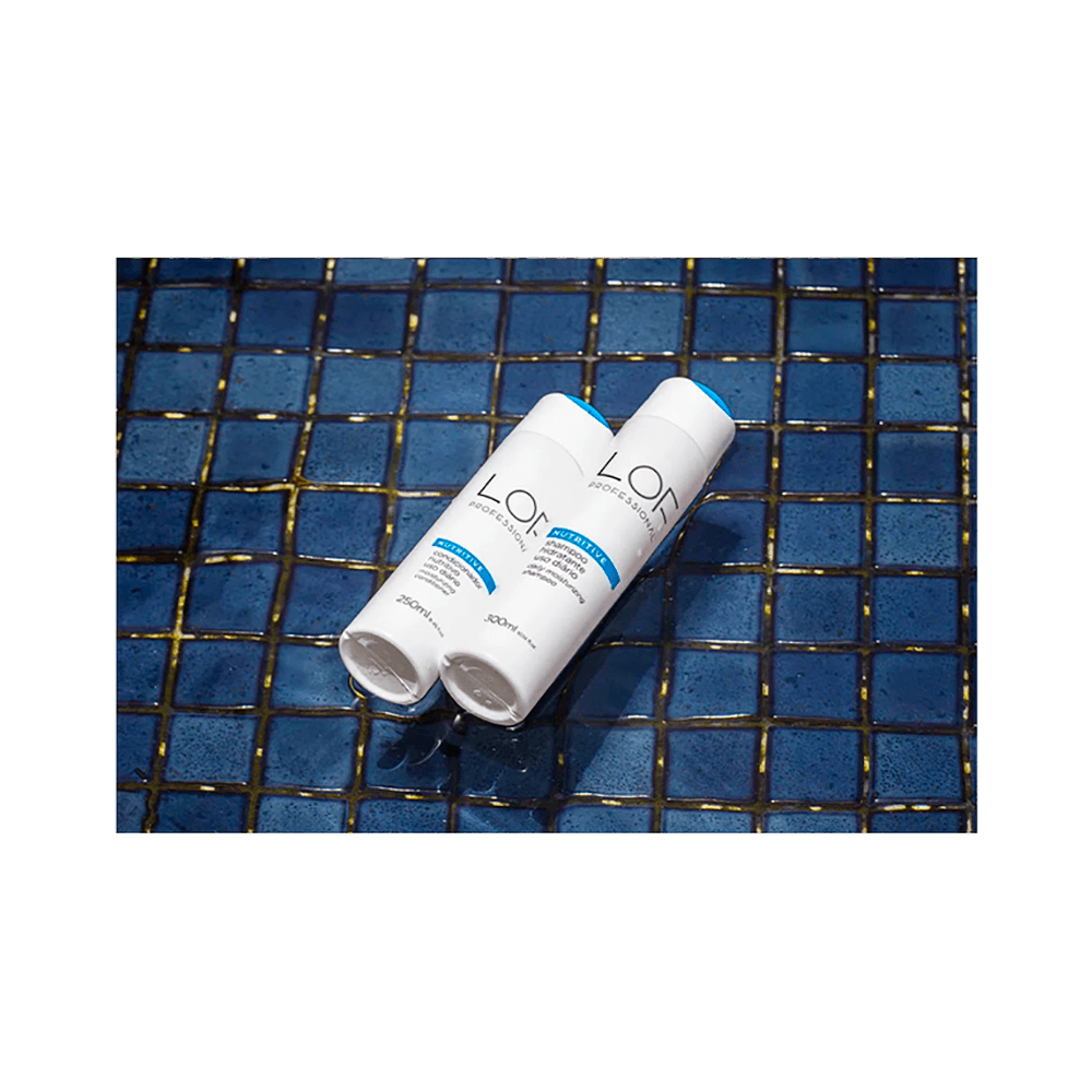 Dois frascos do Condicionador LOF Professional Nutritive Hidratante sobre azulejos azuis escuros