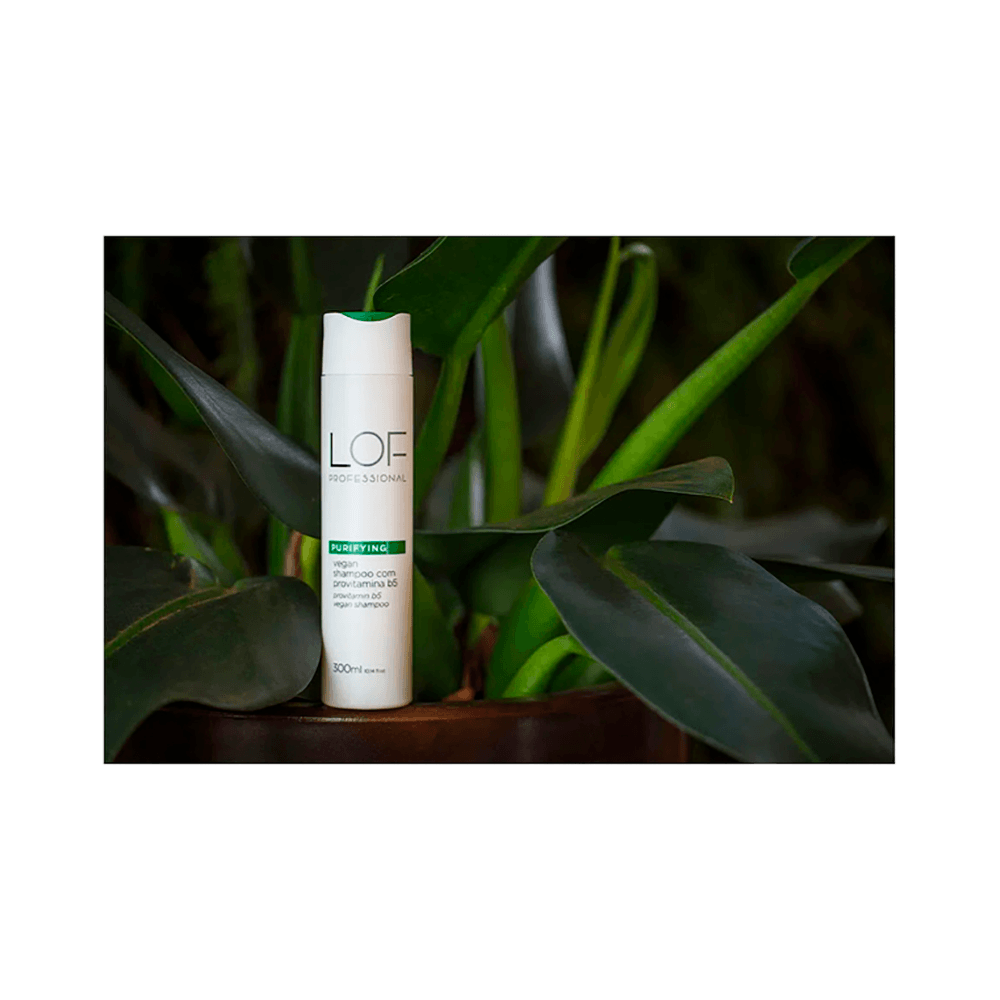 Shampoo LOF Purifying 300ml em ambiente natural com plantas ao fundo
