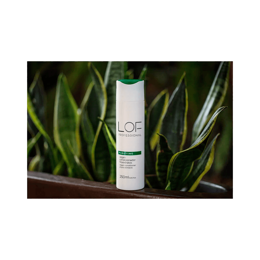 Condicionador LOF Professional Purifying Vegan 250ml em ambiente natural com plantas ao fundo