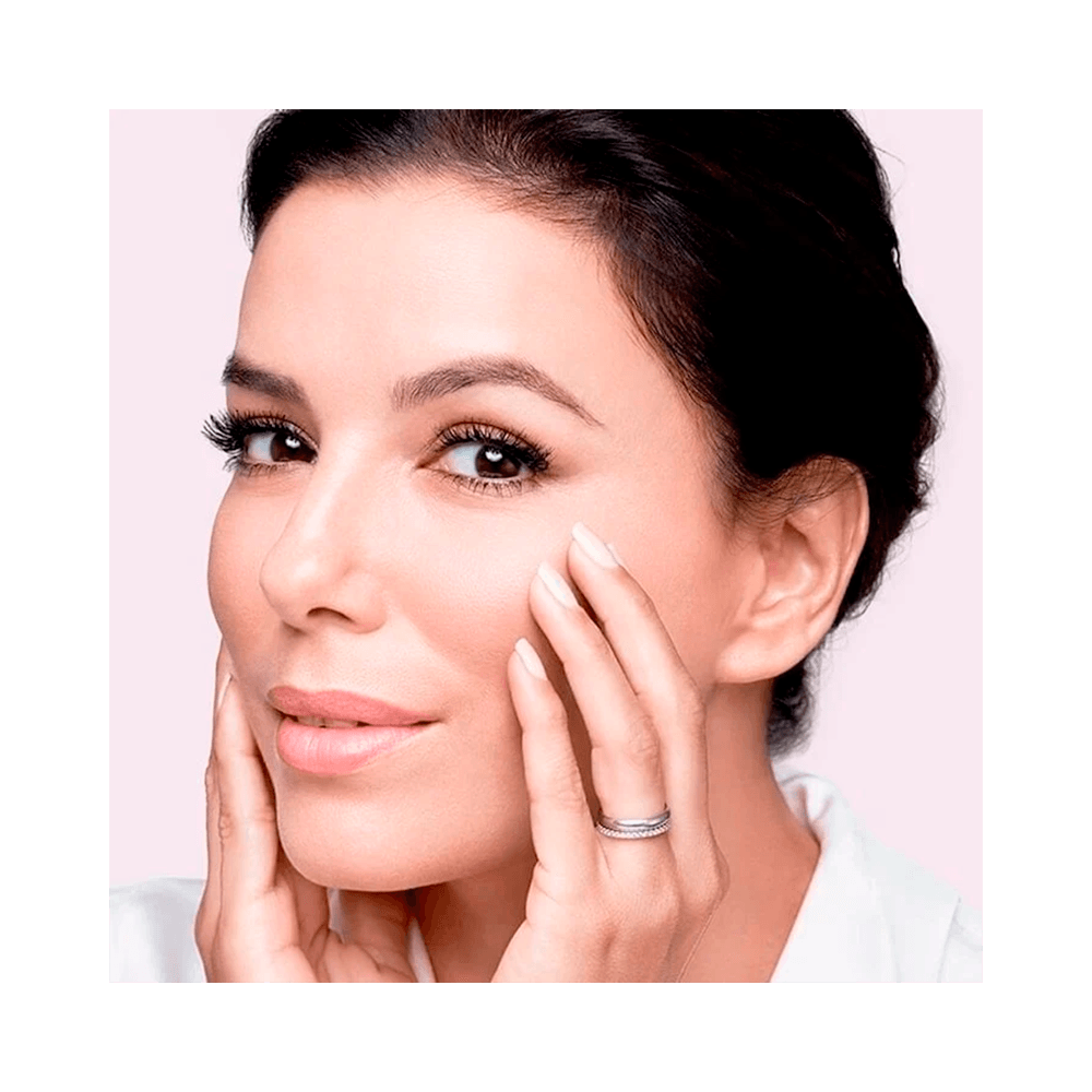 Modelo com pele limpa e hidratada utilizando água micelar