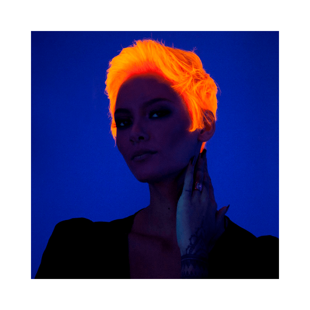 Efeito neon do Tonalizante Keraton Cosmic Flamingo sob luz negra