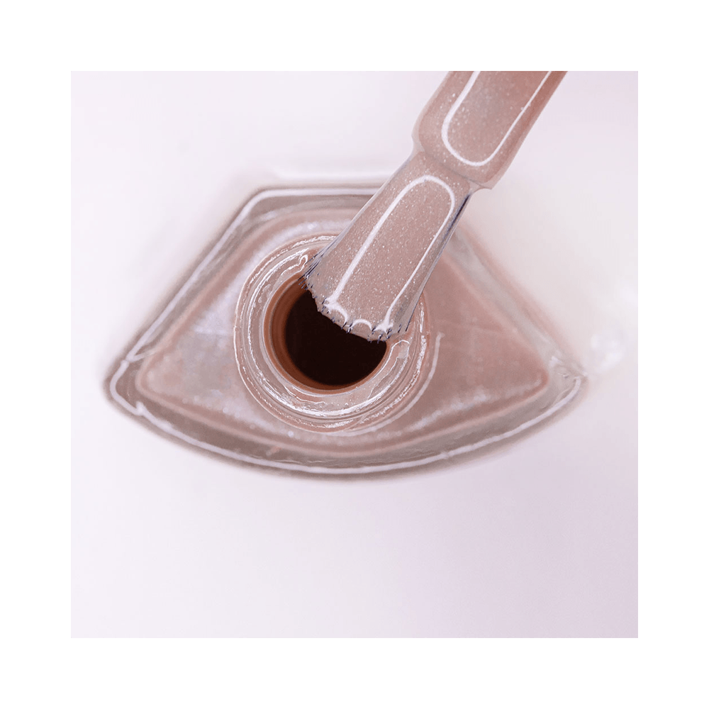 Frasco de Esmalte Risqué Diamond Gel Tiramisú 9,5ml visto de cima com pincel dentro do frasco