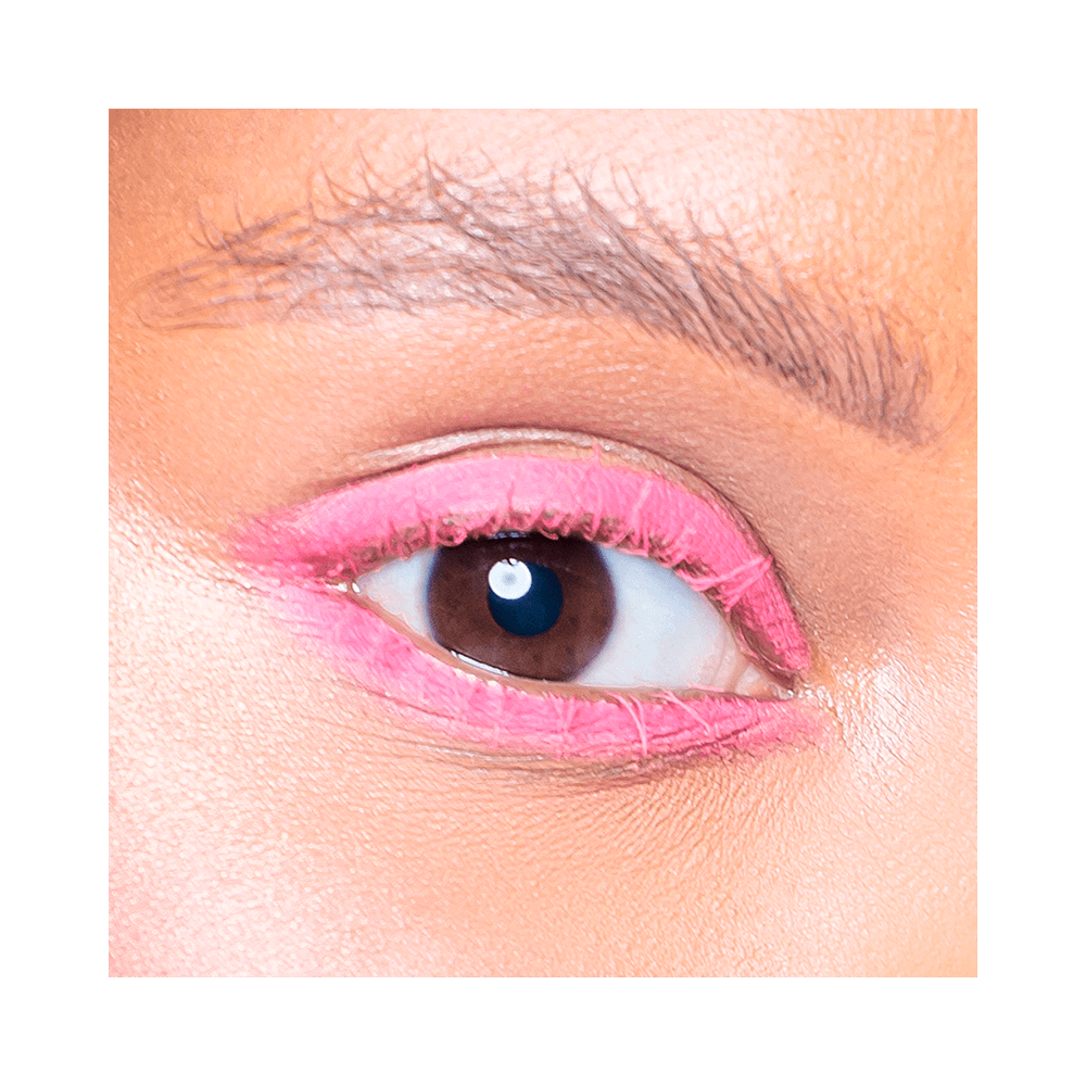 Close no delineado rosa intenso feito com a lapiseira Vizzela Have Fun