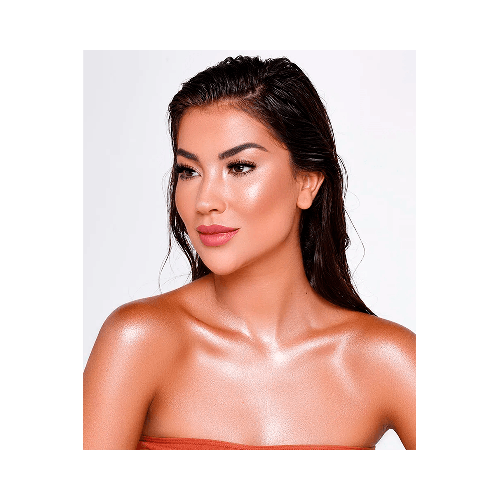 Modelo com pele iluminada usando o Iluminador Mari Maria Stella