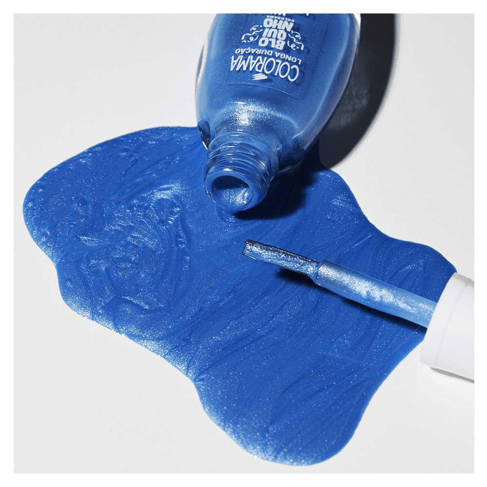 Frasco aberto com pincel mostrando textura líquida e partículas prateadas do esmalte