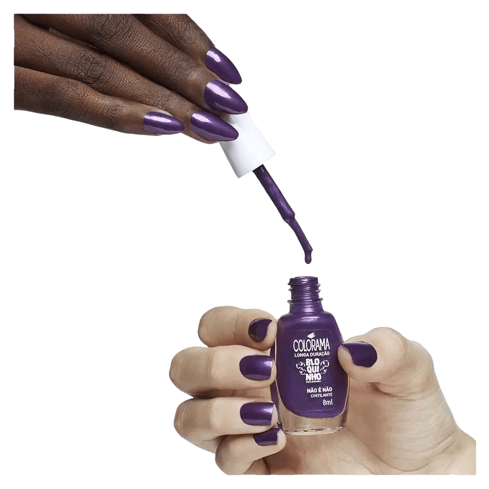 Detalhe do aplicador e das unhas pintadas com o Esmalte Colorama Bloquinho Não é Não
