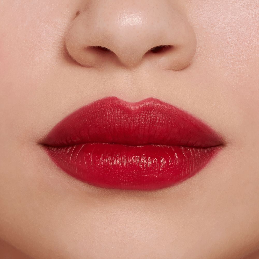 Close aplicação Lip Tint Tim-Tim Dailus nos lábios mostrando cobertura e textura