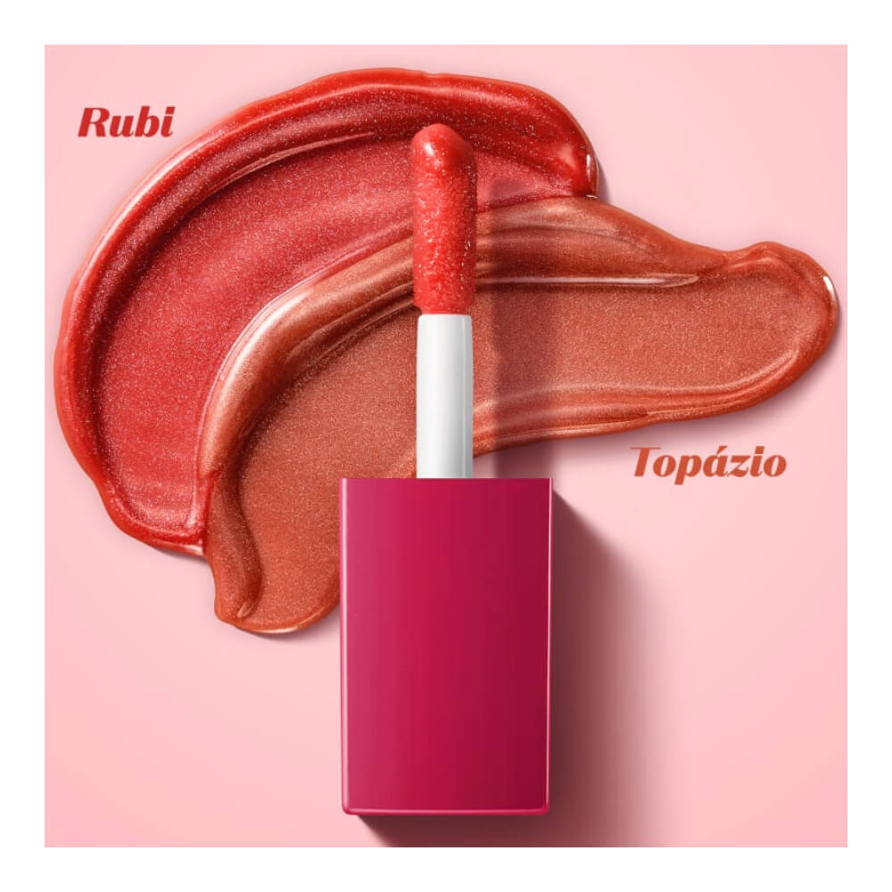 Aplicador do gloss Niina Secrets em destaque sobre fundo rosa claro