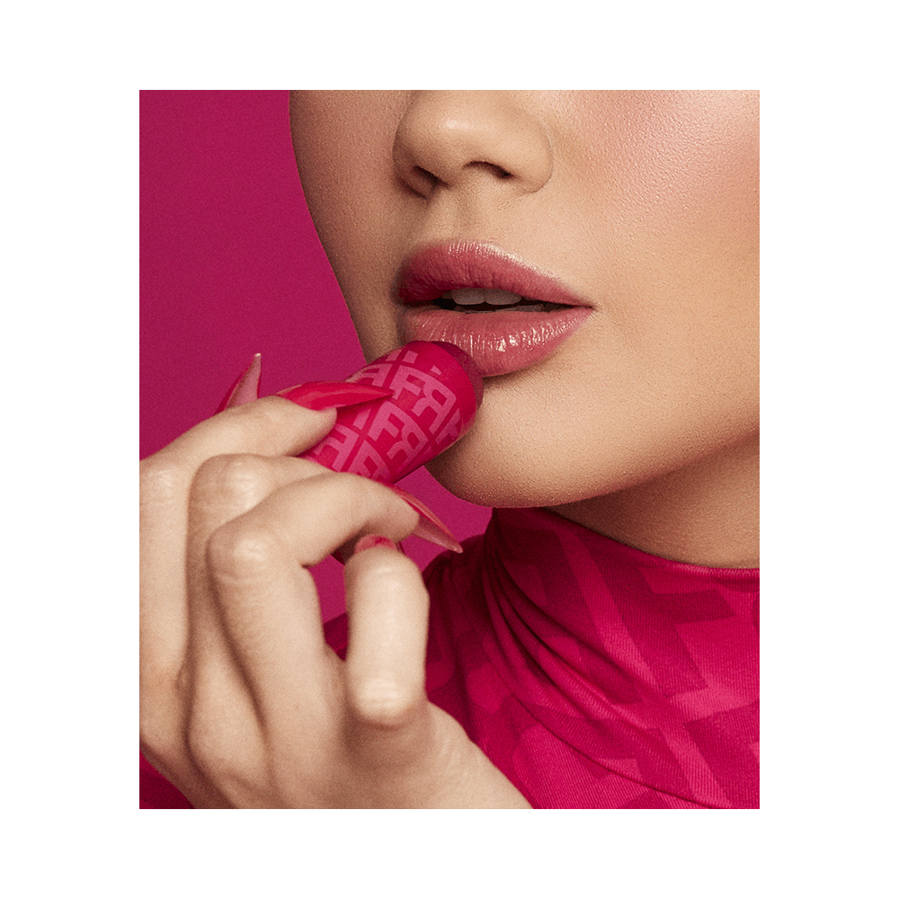 Modelo aplicando Balm Stick Tint Pink - acabamento hidratado