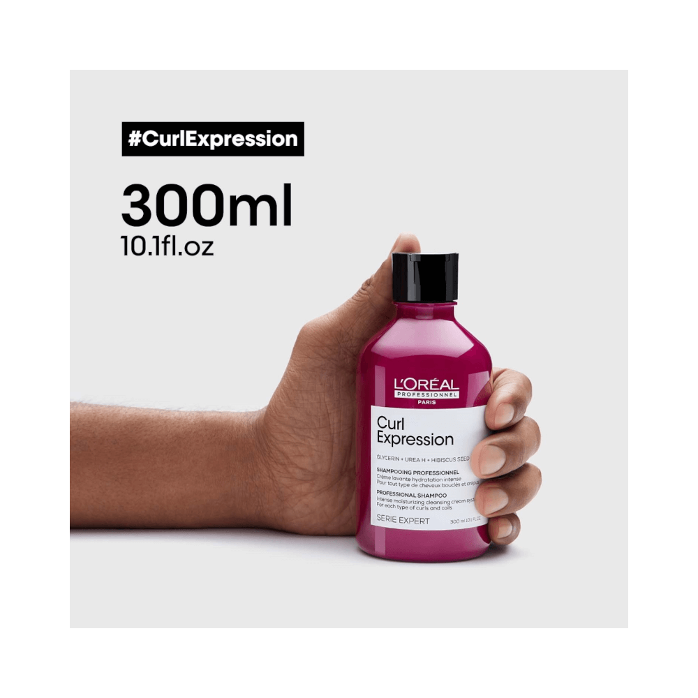 Shampoo Curl Expression 300ml segurado por uma mão, destacando volume e embalagem