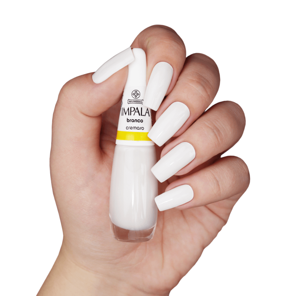 Esmalte Impala Branco cremoso segurado por mão feminina