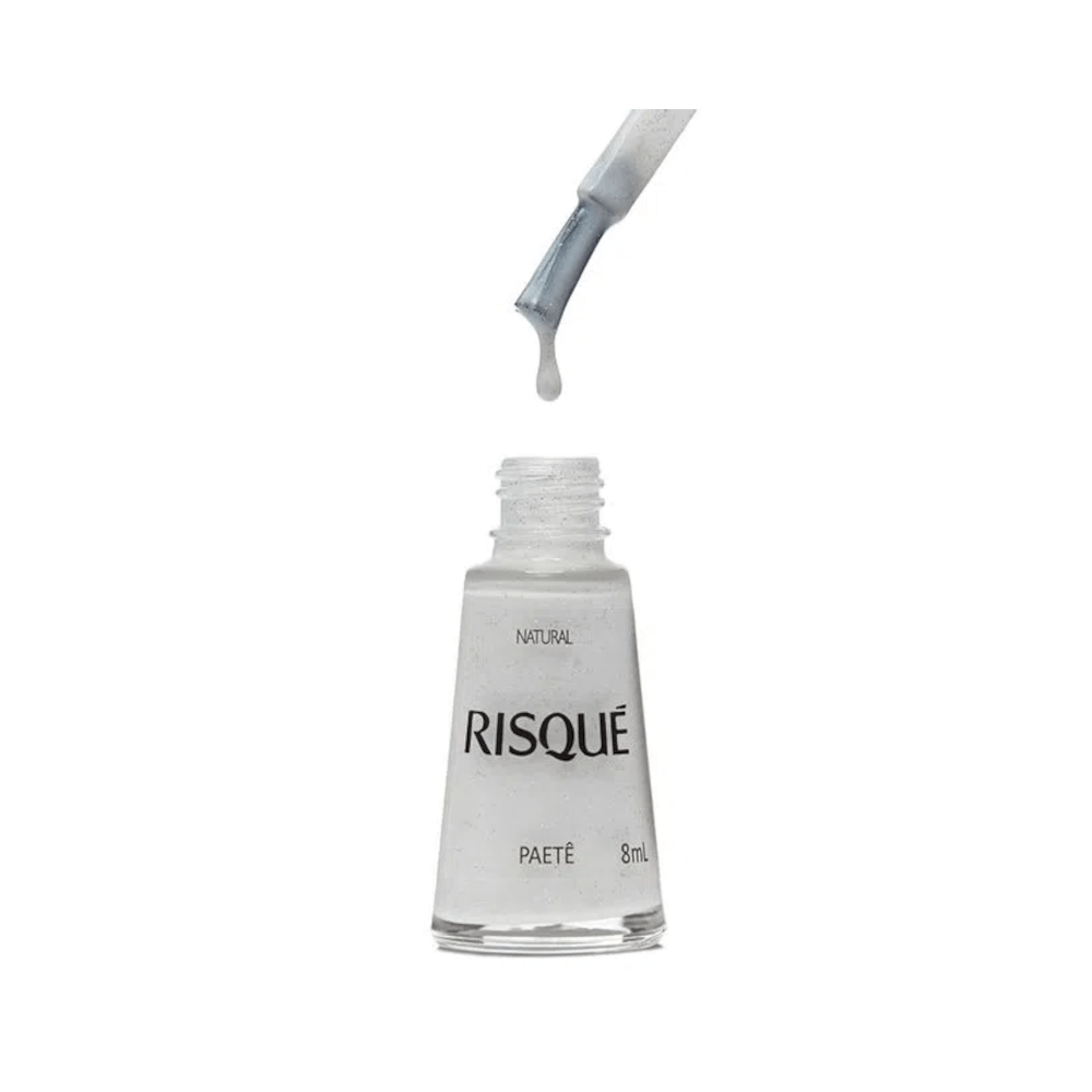 Pincel retirando esmalte Risqué Branco Natural Paetê mostrando textura e brilho
