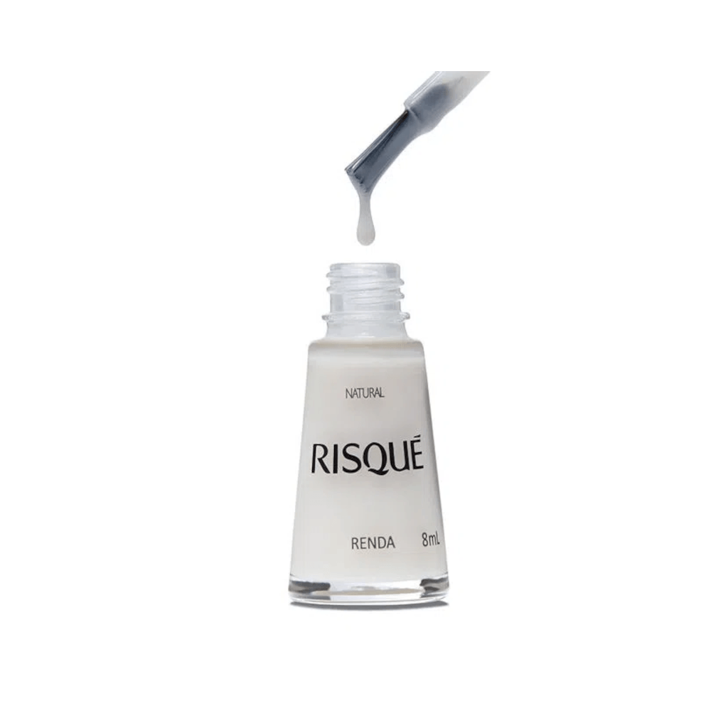 Frasco aberto do Esmalte Risqué Renda Natural com pincel e gota de esmalte