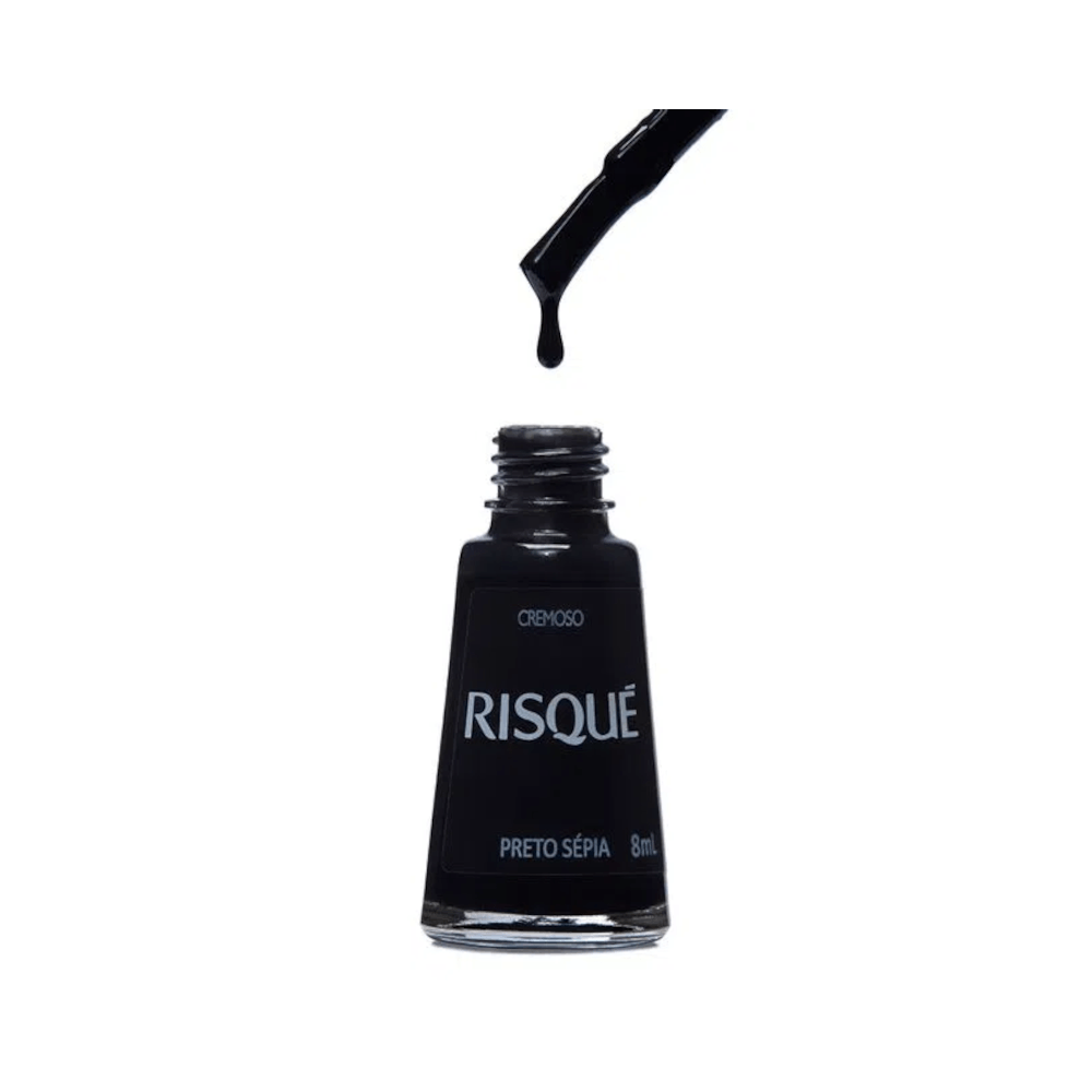Esmalte Risqué Preto Sépia aberto com pincel mostrando a cor e textura cremosa