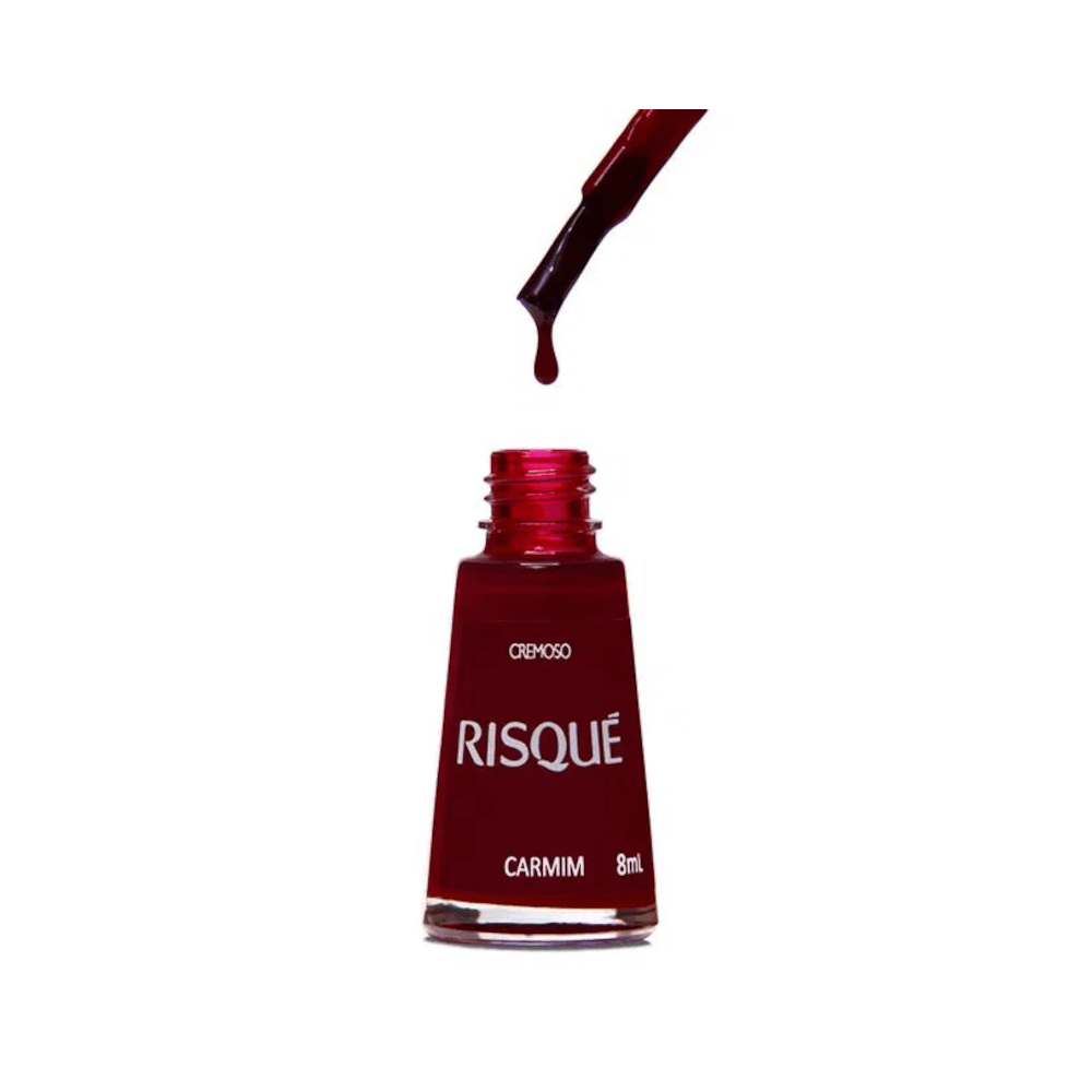 Esmalte Risqué Carmim aberto com pincel e gota de produto, mostrando textura cremosa