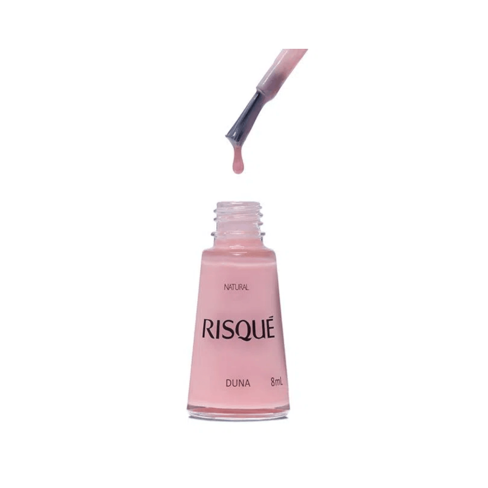 Pincel retirando esmalte do frasco Risqué Natural Duna