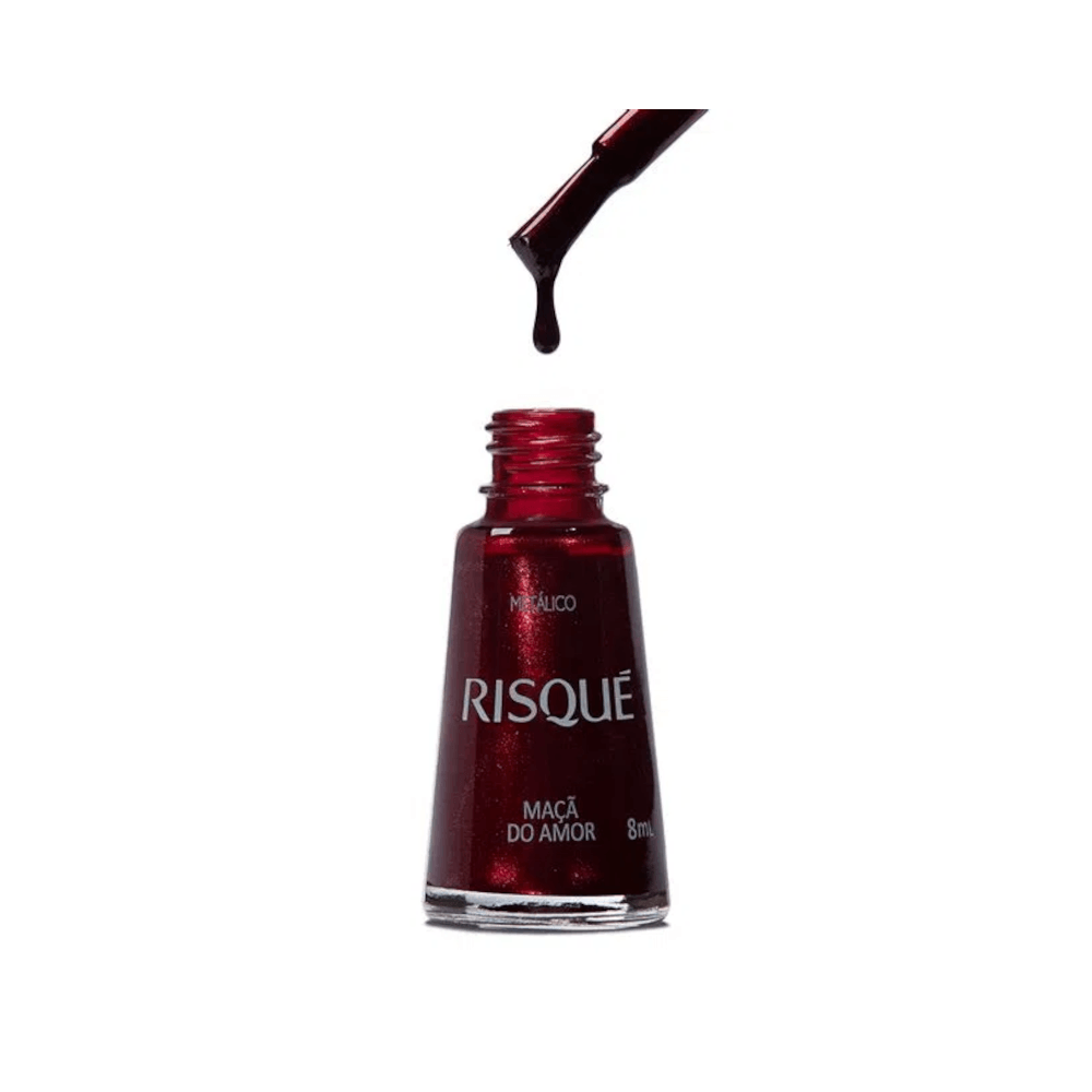 Frasco aberto e pincel com esmalte vermelho metálico mostrando a textura e cor