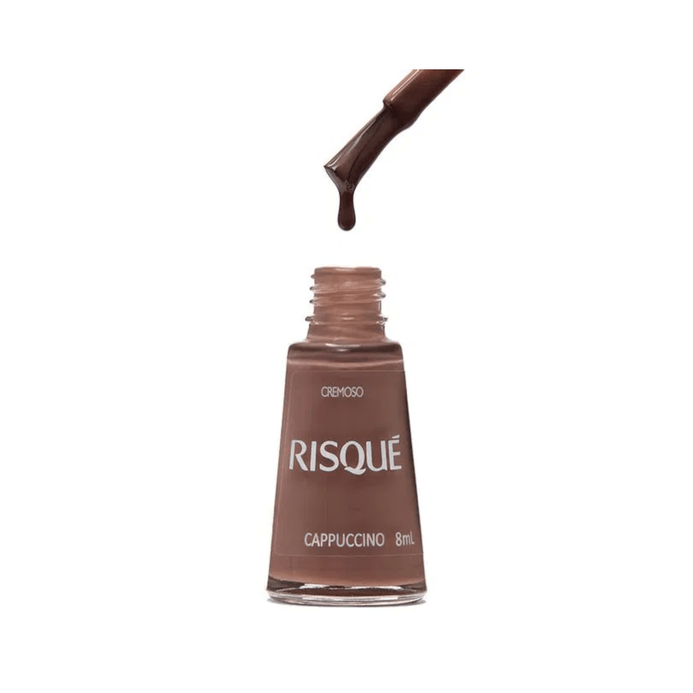 Frasco de esmalte Risqué Cappuccino com pincel pingando esmalte cremoso