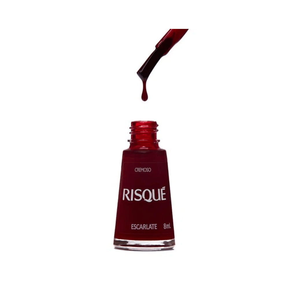 Pincel do esmalte Risqué com gota da cor escarlate demonstrando textura cremosa