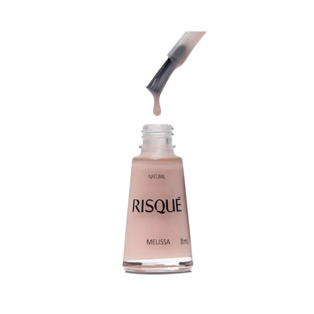 Esmalte Risqué Nudes Natural Melissa aberto com pincel e gota do produto mostrando textura