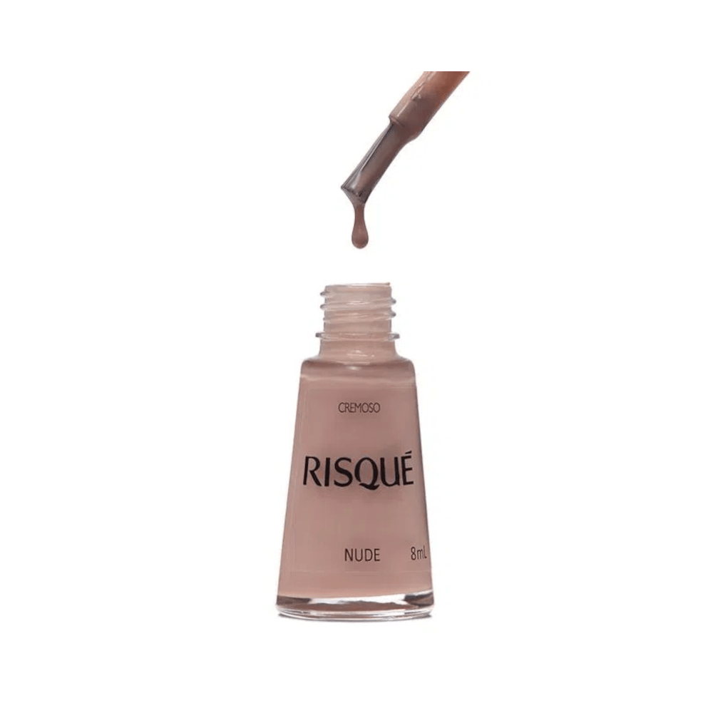 Frasco aberto com pincel e gota de esmalte nude cremoso