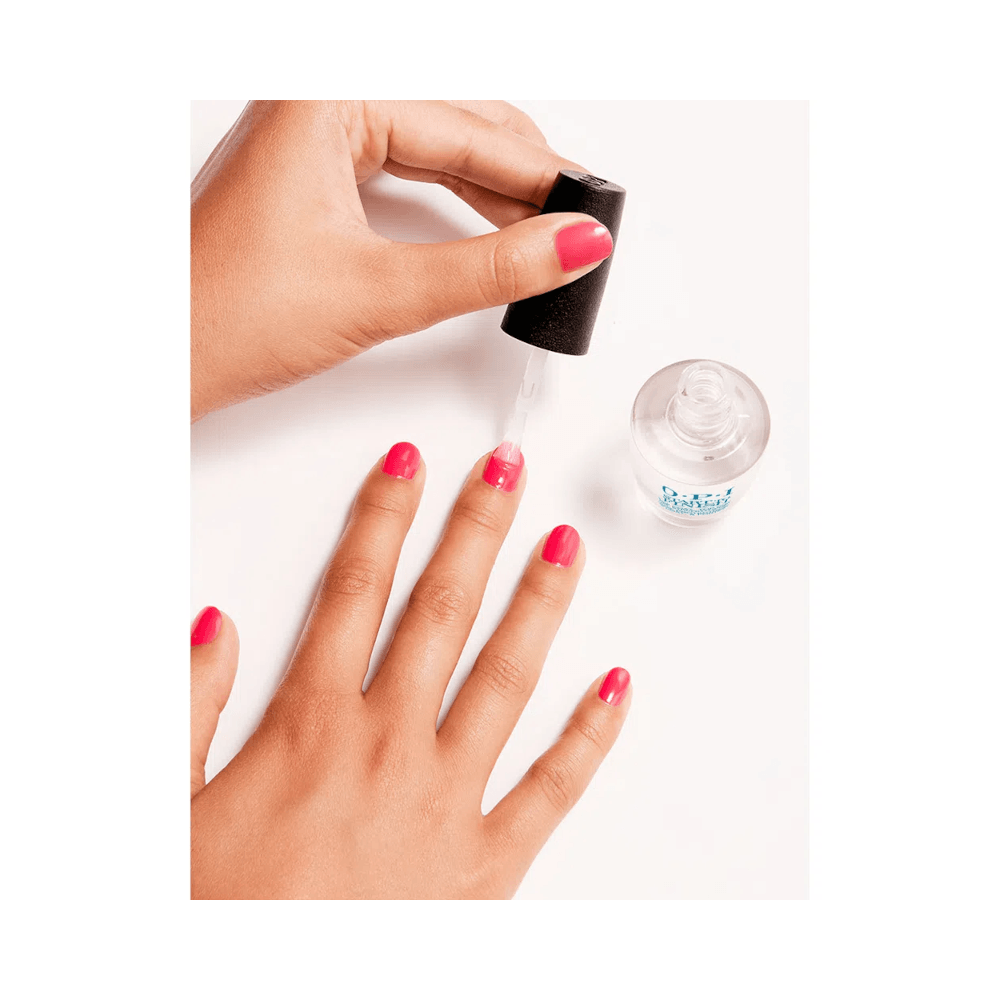 Aplicação do esmalte OPI Start To Finish mostrando o pincel e o acabamento brilhante