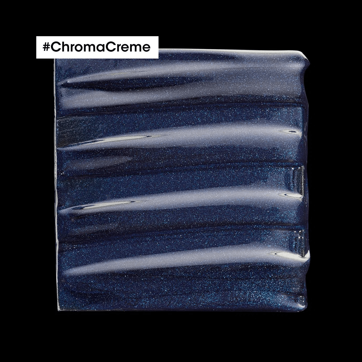 Textura cremosa azul do Shampoo Chroma Crème destacando a tonalidade