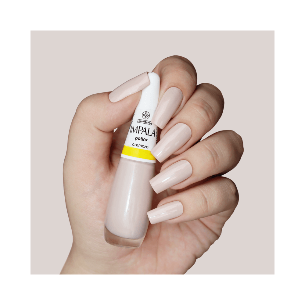 Mão segurando esmalte Impala Patins com aplicação nas unhas