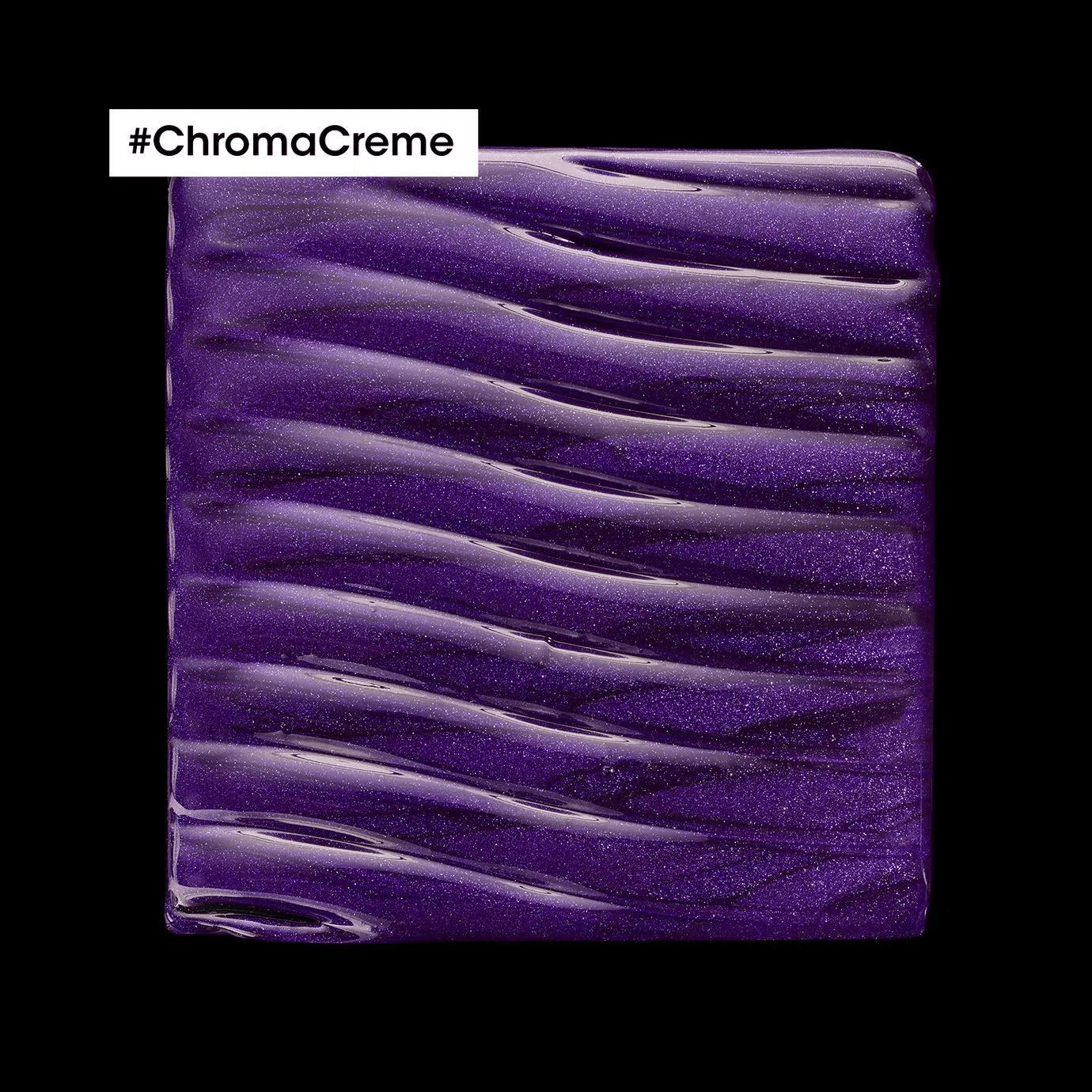 Close na textura cremosa e tonalidade roxa do shampoo Chroma Crème