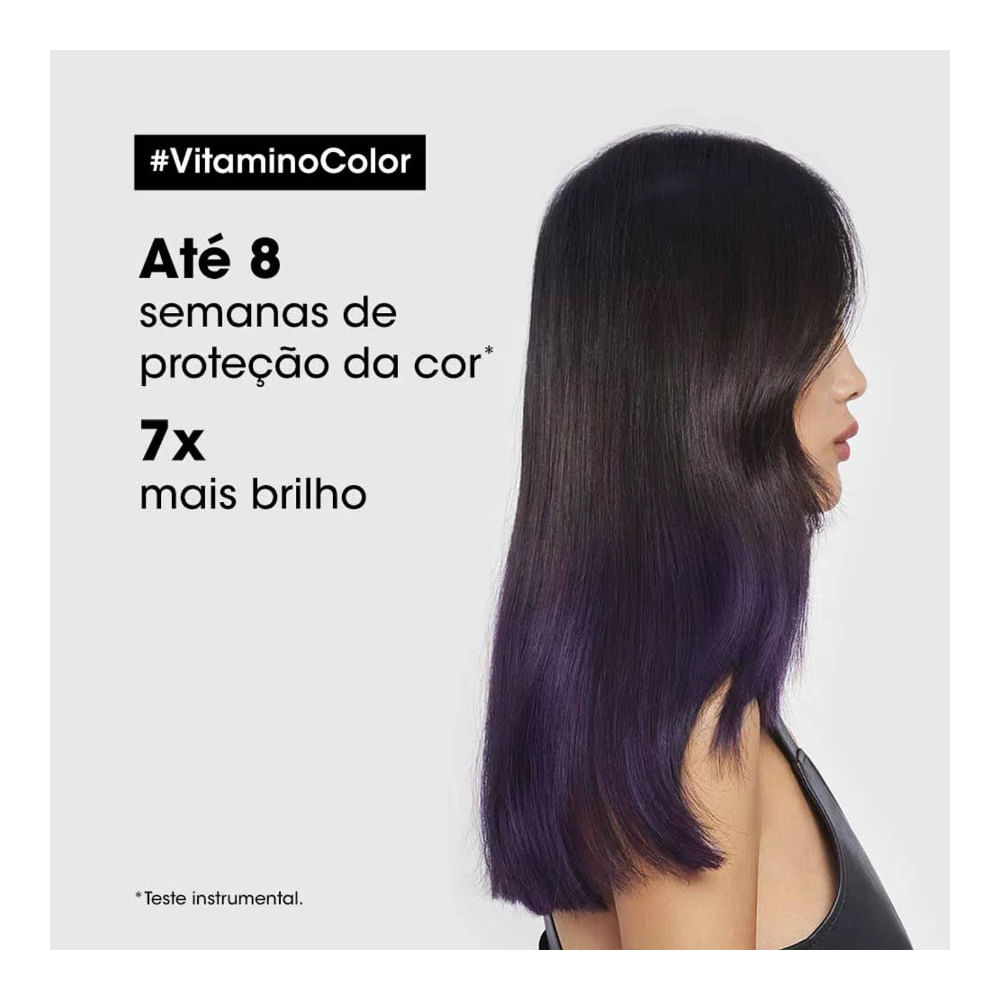Mulher com cabelo liso mostrando brilho e pontas coloridas após uso do condicionador