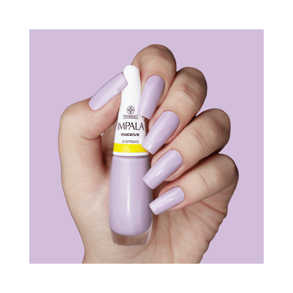 Mão segurando esmalte Impala Inocense com unhas pintadas