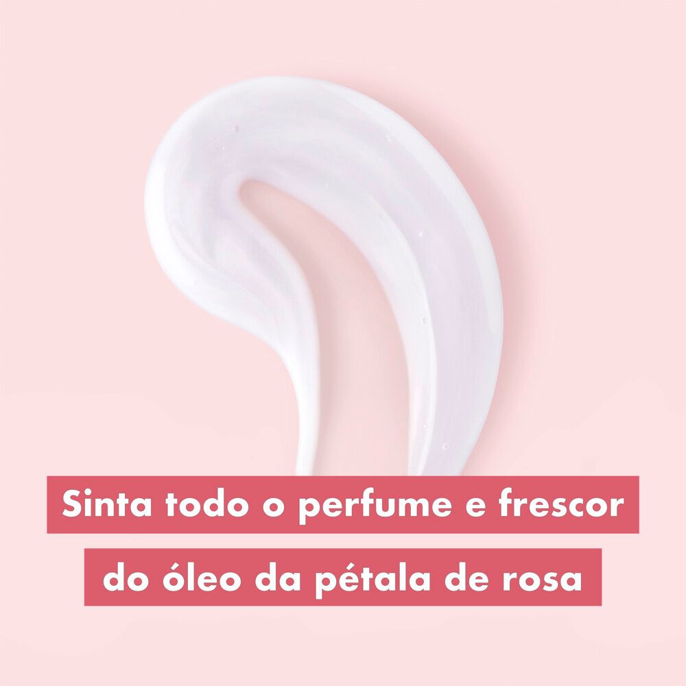 Textura cremosa do creme para pentear Love Beauty And Planet Curls Intensify sobre fundo rosa