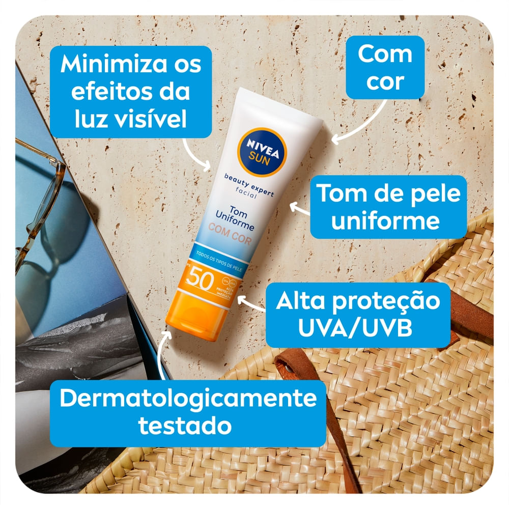 Tubo do protetor solar NIVEA SUN Beauty Expert com cor sobre superfície natural