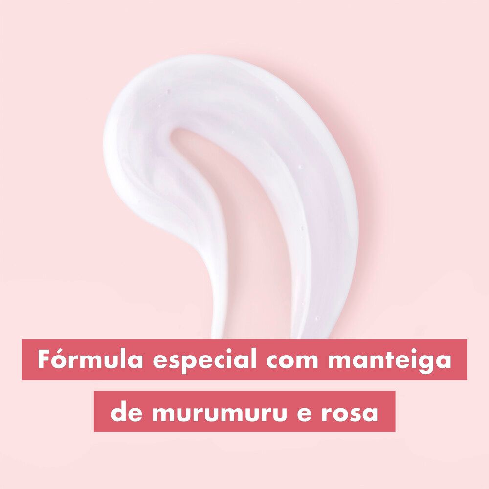 Textura cremosa do condicionador Love Beauty and Planet com tom levemente rosado