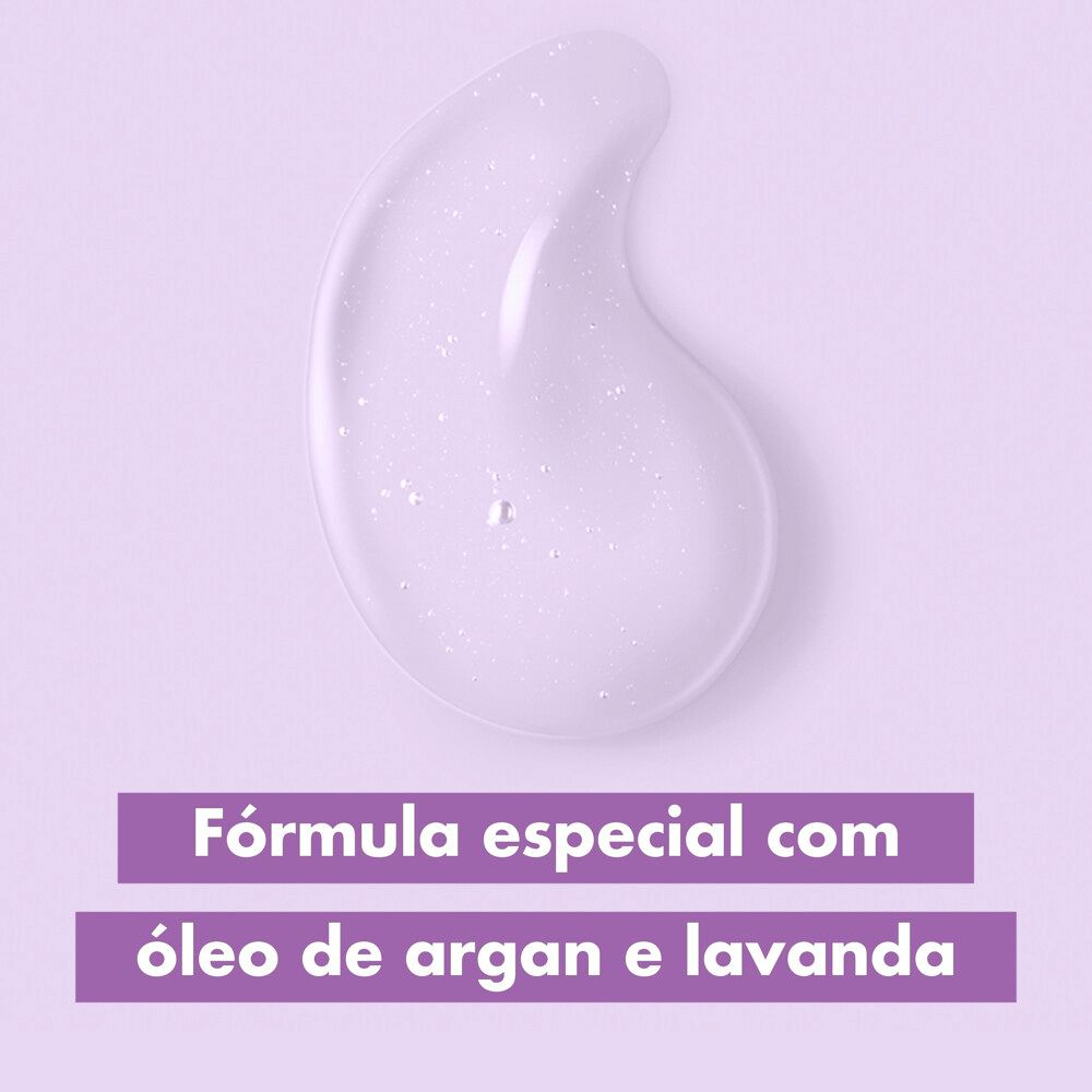 Textura translúcida do shampoo Love Beauty and Planet Nutrição Antifrizz em fundo lilás