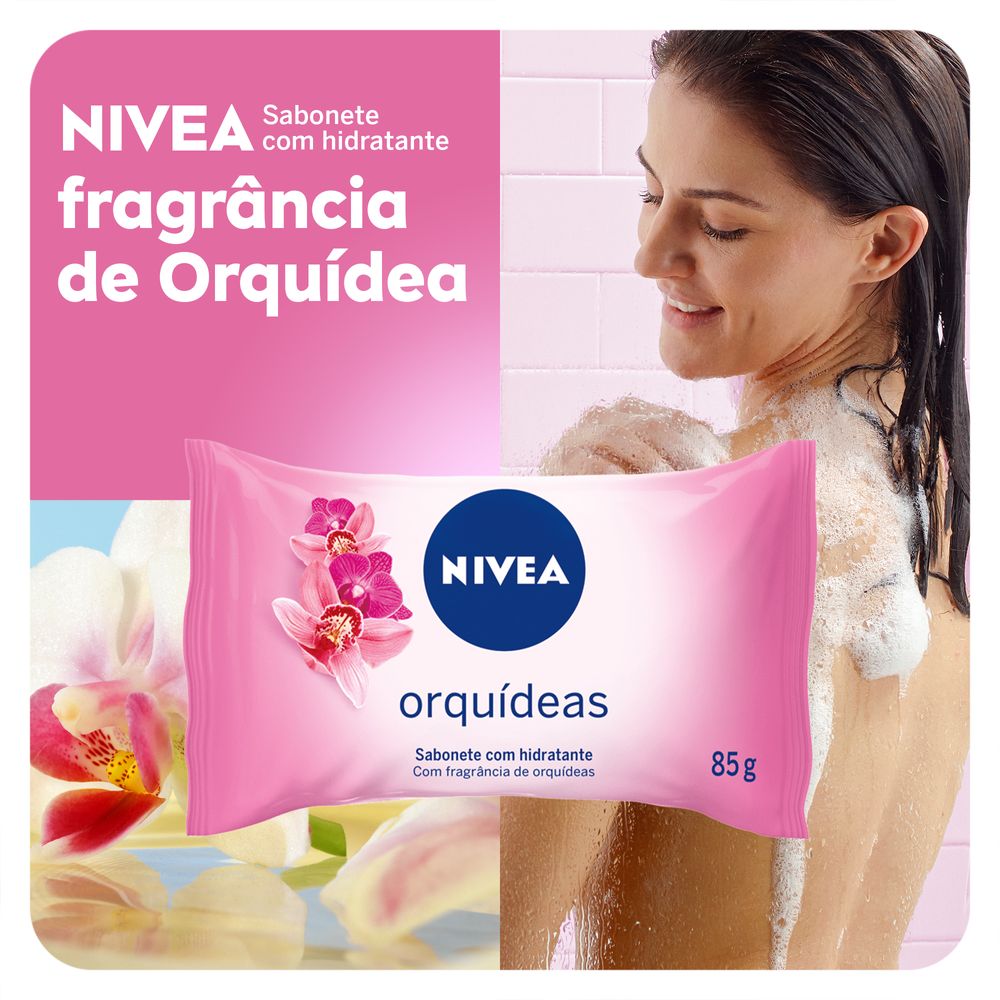 Mulher aplicando espuma cremosa do sabonete Nivea Orquídea durante o banho
