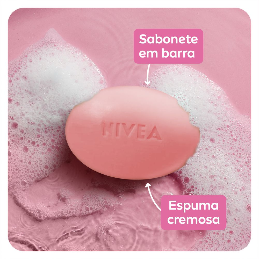 Sabonete em barra Nivea Orquídea sobre superfície rosa com espuma cremosa mostrando textura