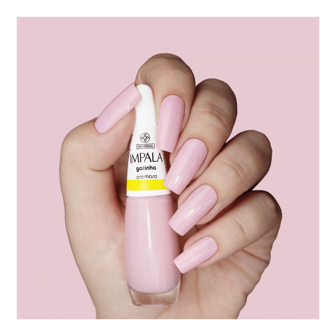 Mão segurando esmalte Impala Cremoso cor Gatinha