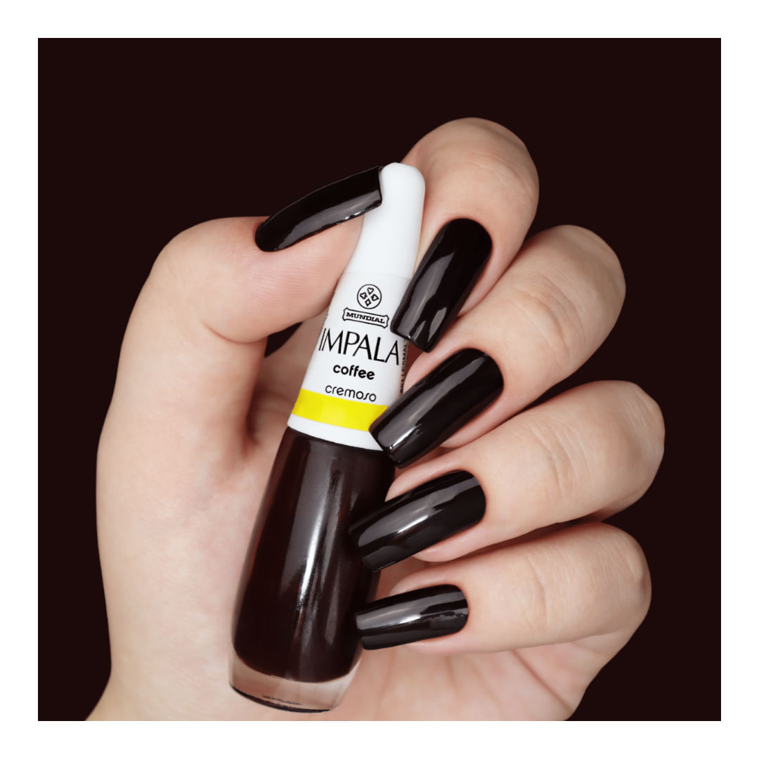 Mão segurando Esmalte Impala Cremoso Coffee com unhas pintadas na mesma cor